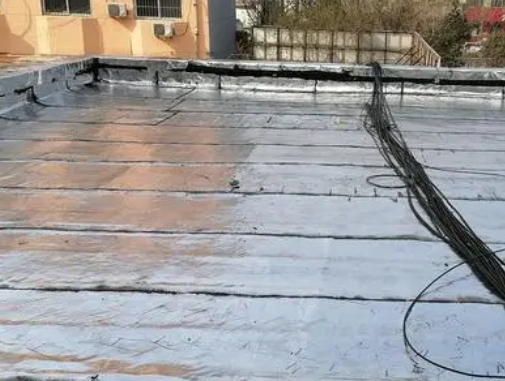宁江卫生间漏水维修公司分享下宁江屋面楼顶防水刚性防水层施工要点。